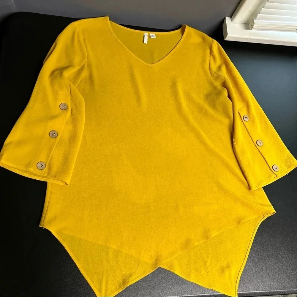 Women’s Medium Yellow V Neck Asymmetrical Hem Blouse Buttons Crepe Coquette Boho